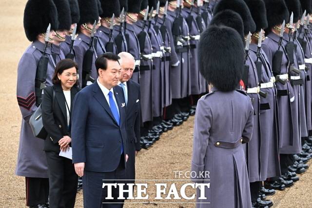 윤 대통령이 21일(현지시간) 런던 호스가즈 광장에서 열린 공식환영식에서 찰스 3세 국왕과 함께 의장대를 사열하고 있다. /뉴시스