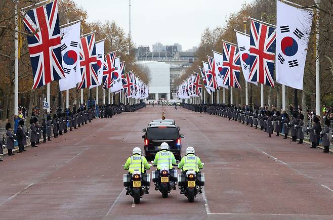 윌리엄 왕세자가 탄 차량이 21일(현지시각) 런던 호스가즈 광장에서 열린 윤석열 대통령 국빈 방문 공식환영식을 위해 이동하고 있다. / 연합뉴스
