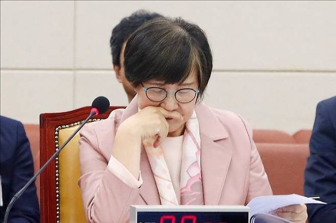 권태선 방송문화진흥회 이사장이 지난 10월 19일 오후 서울 여의도 국회에서 열린 국회 과학기술정보방송통신위원회의 방송문화진흥회 등에 대한 국정감사에서 생각에 잠겨 있다. ⓒ데일리안 홍금표 기자