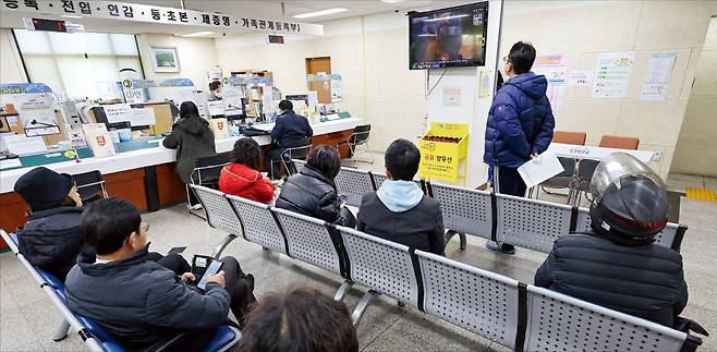 < 전산망 재가동에 붐비는 주민센터 > 20일 서울 동작구 상도1동주민센터를 찾은 시민들이 민원 서류를 발급받기 위해 기다리고 있다. 행정안전부는 이날 전국 시·군·구·읍·면·동 주민센터의 민원 서류발급 서비스를 재가동한다고 발표했다. 연합뉴스