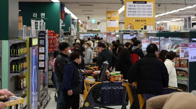 19일 서울 이마트 용산점에서 고객들이 쓱데이 할인행사 마지막 날을 맞아 각종 할인 제품을 구매하고 있다. 뉴시스