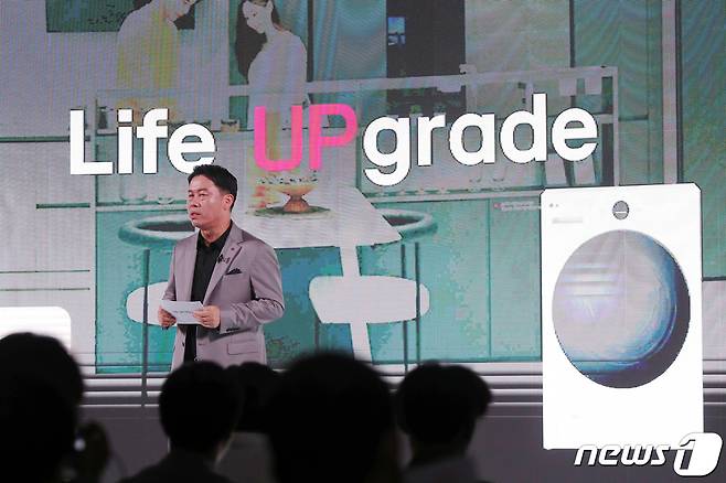 류재철 LG전자 H&A사업본부장 사장이 25일 오전 서울 강서구 LG사이언스파크에서 'LG UP가전 2.0'을 소개하고 있다. 2023.7.25/뉴스1 ⓒ News1 민경석 기자
