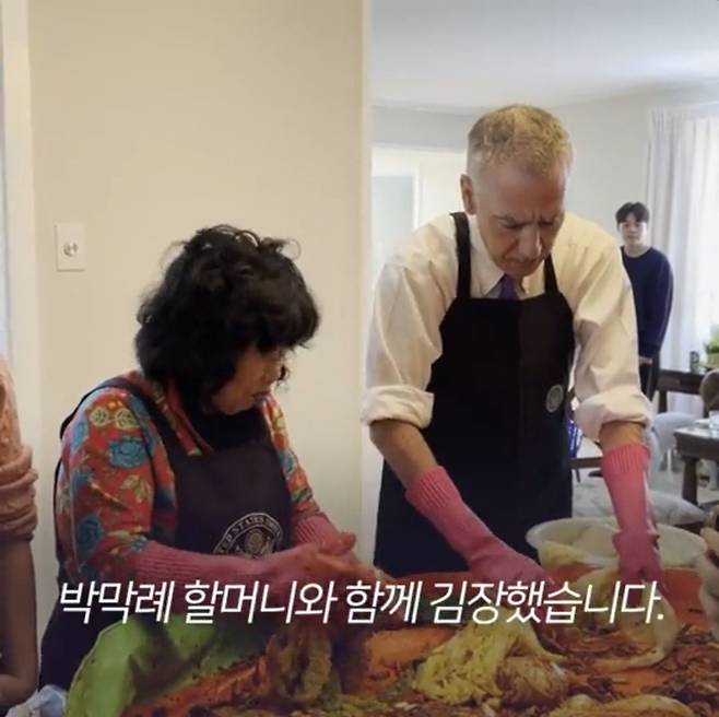 필립 골드버그 주한 미국대사(오른쪽)이 22일 '김치의 날'을 맞아 유튜버 박막례씨와 김장을 하고 있다. /트위터
