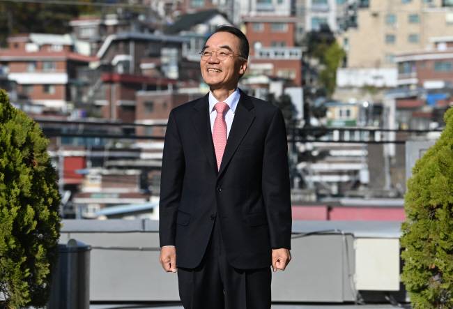 개혁파 중도보수를 대표하는 ‘박세일 사단’의 핵심 인사로 꼽히는 박재완 전 기획재정부 장관이 지난 14일 서울 성동구 독서당로 경제교육단체협의회 사무실에서 가진 문화일보와의 인터뷰에서 개인을 과잉보호하는 보모국가와 큰 정부의 유산은 결국 국민의 자조 의식을 파괴할 뿐이라고 강조하고 있다. 박 전 장관은 한반도선진화재단 이사장·성균관대 이사장·경제교육단체협의회 회장을 겸직하고 있다. 김동훈 기자