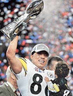 2006년 슈퍼볼 우승 트로피를 높이 든 하인스 워드. / 조선일보DB