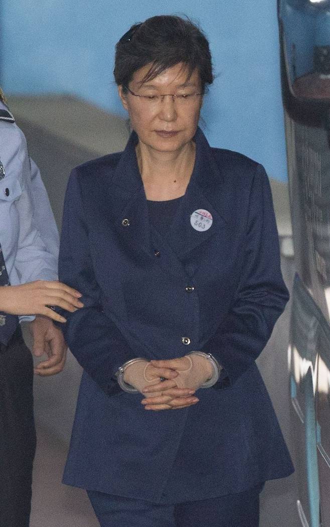 2017년 10월 13일 오후, 박근혜 전 대통령이 서울 서초구 서울중앙지법에서 재판을 마치고 호송차로 이동하고 있다. /고운호 기자