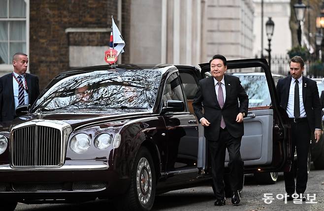 영국을 국빈 방문 중인 윤석열 대통령이 22일 한영 정상회담을 위해 런던 다우닝가 10번지 총리 관저에 도착하고 있다. 2023. 11. 22. 런던=최혁중 기자 sajinman@donga.com
