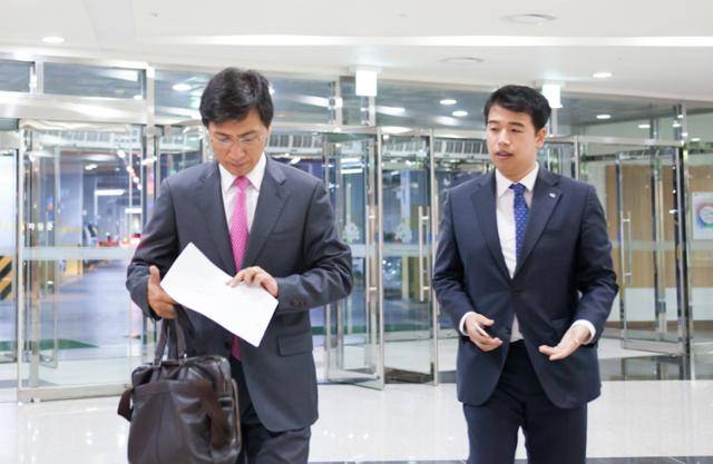 문상철(오른쪽) 전 비서관이 충남도청 메시지팀 주무관으로 근무했던 2016년 9월 안희정 전 충남지사에게 서류를 건네고 뒤따르고 있다. 그는 당시 안 전 지사의 책 ‘콜라보네이션’ 집필을 주도했다. 문상철 제공