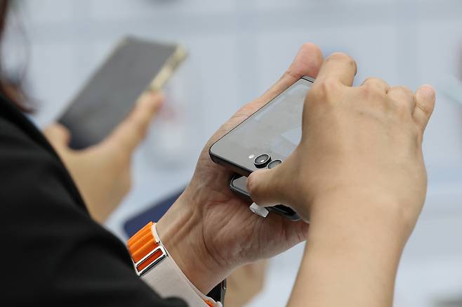 23일부터 5G 단말기에서도 LTE 요금제를 사용할 수 있게 됐다. 과학기술정보통신부가 발표한 '통신비 부담 완화 정책'에 따라, 이동통신사들이 특정 요금제 가입을 강제하는 행위를 개선하기로 했다. ⓒ연합뉴스