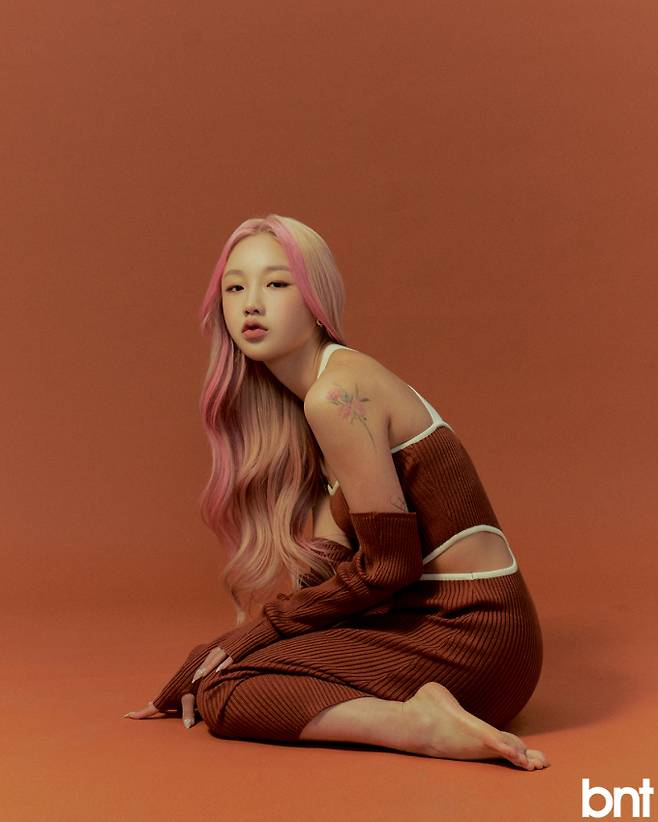 원피스, 암 워머, 이어링은 샵사이다 제품.