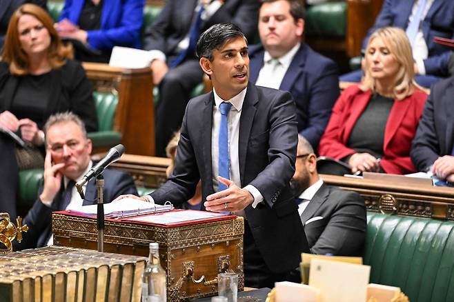 리시 수낙 영국 총리(가운데). / AFP 연합뉴스