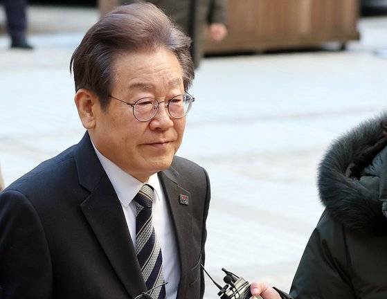 이재명 더불어민주당 대표가 24일 오전 서울 서초구 서울중앙지방법원에서 열리는 공직선거법 위반 관련 공판에 피고인 신분으로 출석하고 있다. 뉴스1