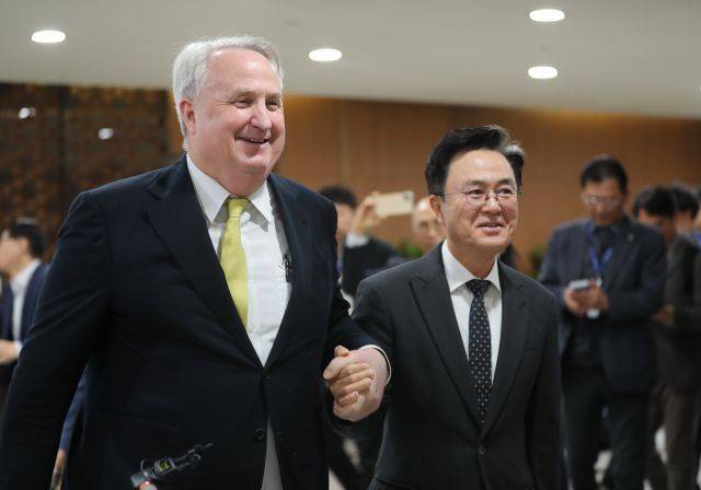 국민의힘 인요한 혁신위원장이 23일 충남 홍성군 충남도청에서 김태흠 충남지사와 면담한 뒤 손을 맞잡고 청사를 나서고 있다. 연합뉴스