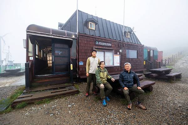 설악산 중청대피소 앞에 선 근무자들. 왼쪽부터 김명수, 신영창 주임. 이해일 대청분소장이다. 이들은 한번 대피소에 올라오면 6일 근무 후 하산, 4일 휴식 후 다시 올라오는 근무 시스템을 따른다