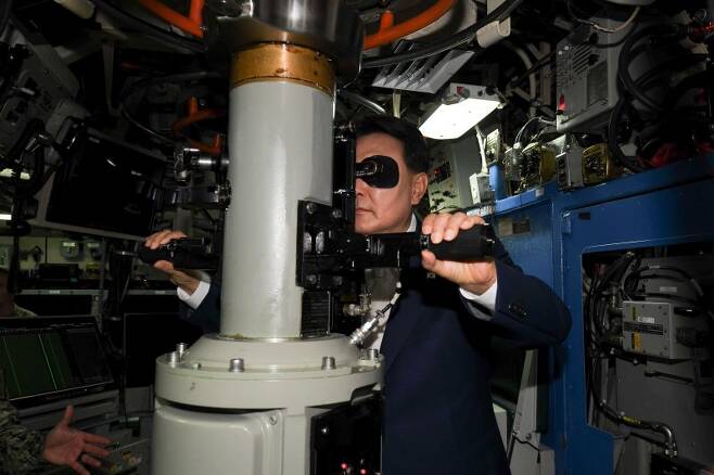 윤석열 대통령이 지난 7월 19일 부산 남구 해군작전사령부 부산작전기지를 방문, 미국 오하이오급 핵추진 탄도유도탄 잠수함 켄터키함에 승선해 잠망경을 보고 있다. 미 해군 제공