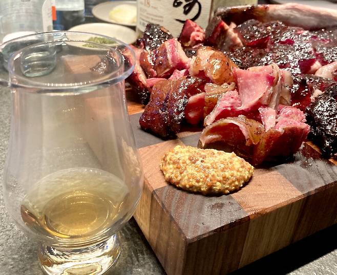 유용욱 셰프가 만든 훈연 이베리코 요리와 산토리 위스키. 산토리는 위스키 생산 100돌을 맞아 한정판 ‘야마자키 12년’과 ‘히비키 21년’도 출시했다.