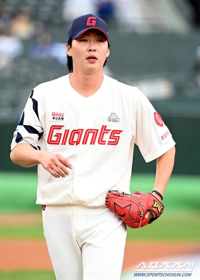 3일 부산 사직구장에서 열린 삼성과 롯데의 경기, 투구를 펼치는 롯데 문경찬. 부산=허상욱 기자wook@sportschosun.com/2023.10.03/