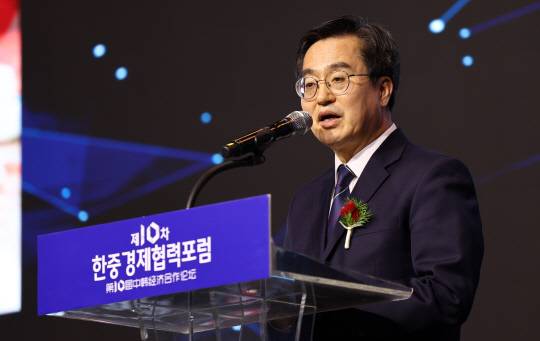 김동연 경기도지사가 23일 서울 중구 신라호텔에서 열린 제10차 한중경제협력포럼에서 초청연설을 하고 있다. 연합뉴스.