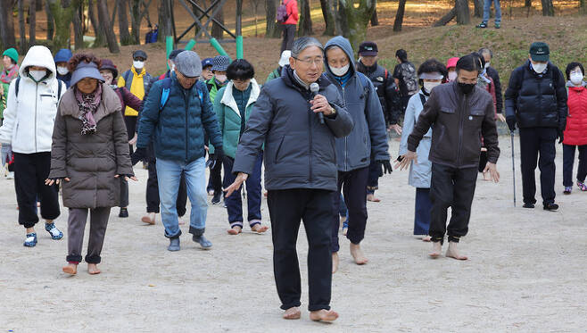 박동창 맨발걷기국민운동본부 회장이 강남구 한솔공원에서 맨발로 걷는 방법을 강의하고 있다.