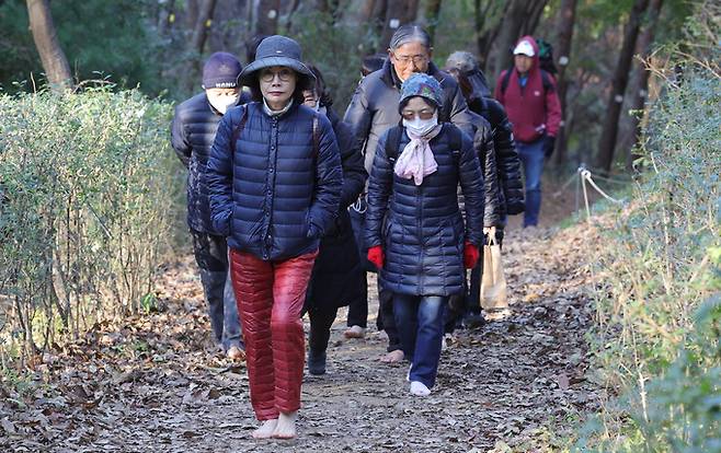 맨발 걷기 숲길 힐링스쿨에 참석한 참가자들이 맨발로 강남구 대모산을 오르고 있다.