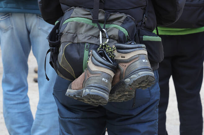 맨발 걷기 숲길 힐링스쿨에 참가한 한 참석자가 신발을 가방에 걸고 대모산을 오르고 있다.