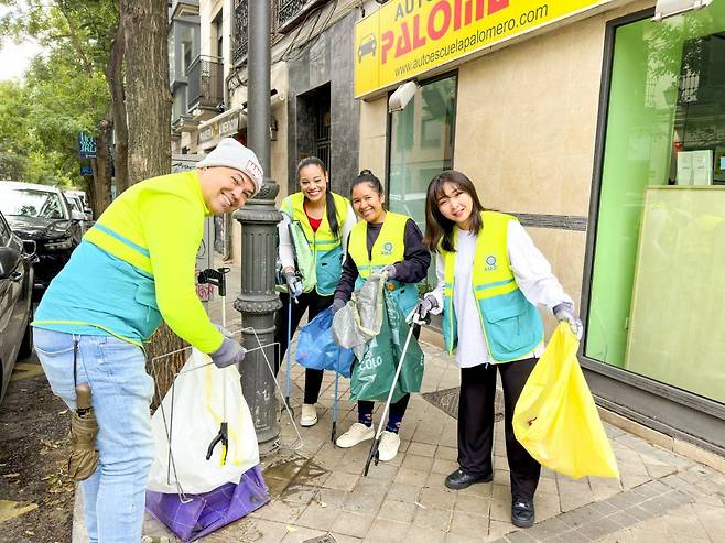 10월 29일 스페인 마드리드 일대 ASEZ WAO 회원들이 ‘Green Earth’ 프로젝트의 일환으로 프린세사 거리를 깨끗하게 만들었다. 사진|하나님의교회 세계복음선교협회