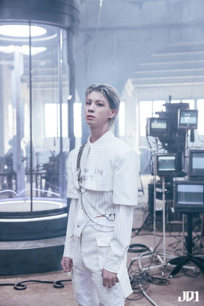 Seoul =) = The debut concept image of AI new solo idol JD1 (Jung Dong-won) was released.JD1 released its debut concept image on its official social networking service (SNS) channel on the 26th.In the photo, JD1 attracted attention with its all-white costume and platinum-haired style. In particular, JD1, staring at the front of the laboratory where he was born, created a SinB-like and dreamy atmosphere.JD1 has a sharp jaw line and intense charisma, which further heightens fans expectations for their debut.Teaser video, debut concept image, etc., and JD1 will start its debut in earnest.JD1 will debut on January 11, 2024.
