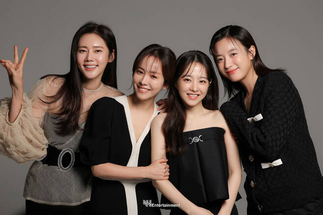 The delightful hope smile of Andreu Buenafuentes actors with UNICEF is attracting attention with the new behind-the-scenes cut.On the 27th, Andreu Buenafuente Tainment has recently unveiled a pictorial cut-behind of 17 actors with Marie Claire and UNICEF through official channels.In the open cut, Park Bo-young and Choo-hyun, Han Ji-min, Han Hyo-joo, and Lee Hee-joonn, Lee Hee-joonn, Lee Byung-hun and Lee Jin-wook, Park Yoo-rim, Park Ji Hu and Chung Chae Yeon, Jung Yoon-jae and Joo Jong-hyuk, A young scene is described.The delightful images of the actors combined with the brilliant visuals that go back and forth between luster and chic seem to naturally show the color of their good influence in and out of the content.Park Bo-young said, I saw my seniors who practiced good influence ahead of me, and I vowed to be such a person. Koh said, As an actor, I hope that my small actions will have a good impact on someone somewhere. I told you how I participated in the campaign.Lee Jin-wook then revealed a good heart that is enough to boast of his mind and his attitude of practicing it, and Park Ji Hu once again realized that true beauty is in good inner and its practice.Jung Woo added, We support all children in the world to grow their dreams and hopes in difficult circumstances.On the other hand, it is said that it is the same as that of the past. It is said that it is the same as that of the past. Choo Ja-hyun, Karata Erica, Han Gain, Han Ji-min, Han Hyo-joo, and Honghwa Yeon.