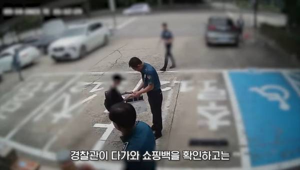 초등학교 4학년 학생 A군이 1년 동안 모은 용돈으로 간식을 마련해 경찰 지구대에 전달했다. 사진은 경찰관에게 간식을 전달하는 A군의 모습. /사진='경찰청' 유튜브