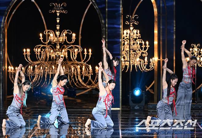 제44회 청룡영화상 시상식이 24일 여의도 KBS홀에서 열렸다. 원밀리언이 멋진 무대를 선보이고 있다. 허상욱 기자wook@sportschosun.com/2023.11.24/