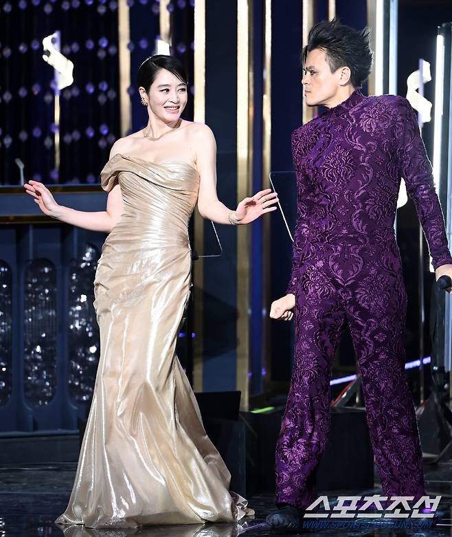 제44회 청룡영화상 시상식이 24일 여의도 KBS홀에서 열렸다. 김혜수, 박진영이 멋진 무대를 선보이고 있다. 허상욱 기자wook@sportschosun.com/2023.11.24/