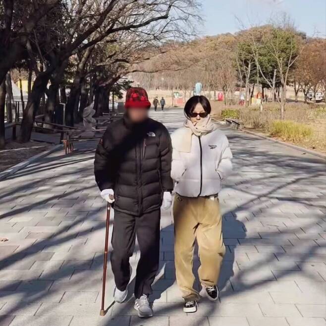 Singer Lee Hyori has gone on a walkabout with his father, who is battling disease.Lee Hyori said on his social media on November 28, Father who came out for a while with the youngest child and winter walking.I am on the walking path of Seoul National University Park, which does not take 365 days a day except when I am sick. Lee Hyori, who lives in Jeju Island, is known to have taken the time to see his father.Lee Hyori said, I suddenly want to see my mother. I have to contact my mother often, but I do not get it very well.I have a hard time because I only talk about it. He explained why he does not often contact his family.Lee Hyori said, My father is sick and it will be very hard. My father is so angry that I feel that my mother is weak to me. It is hard and I am very respectful to see her trying to care at home until the end.My mothers presence seems to be great, she recalled her mother caring for her father.Lee Hyori said to an acquaintance who appeared together, Did not you see our Father video on Jeju Island?I was not very close to my father, but I was in tears. He said, When I was not with you, I asked my father, How was it when you were a child?Lee Hyori said, Thats right. My father never forgot me. His friend said, Youve done everything you can do.Father is very proud of your existence alone. Meanwhile, Lee Hyori married singer Lee Sang Soon in 2013 and celebrated his 10th anniversary this year. Lee Hyori released his new song Hoodie Shorts last month.