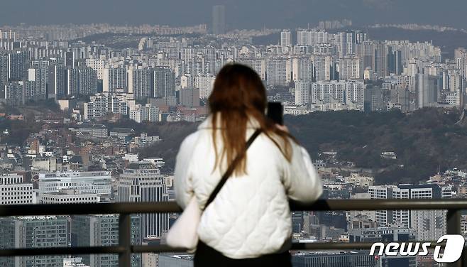 서울 남산을 찾은 시민이 서울시내 아파트단지를 바라보고 있다.  2023.11.21/뉴스1 ⓒ News1 박세연 기자
