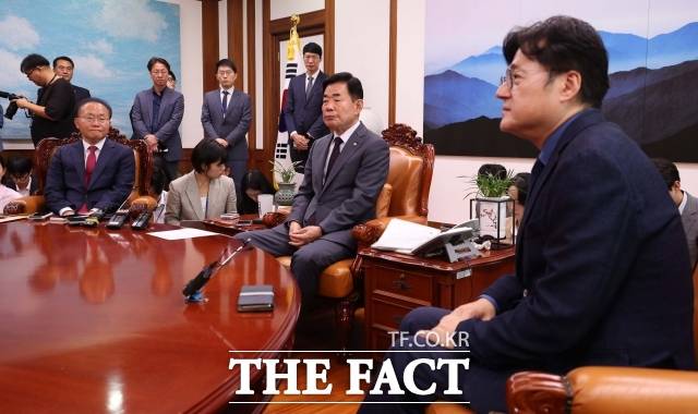 28일 여야가 협상을 이어갔으나 오는 30일과 다음달 1일 예정됐던 본회의 개의 여부를 두고 합의에 이르지 못했다. 왼쪽부터 윤재옥 국민의힘 원내대표와 김진표 국회의장, 홍익표 더불어민주당 원내대표. /남용희 기자