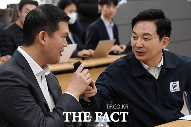 원희룡 국토교통부 장관(오른쪽)과 허윤홍 GS건설 CEO가 28일 오후 인천 서구 LH 검단사업단에서 열린 검단AA13 입주예정자 현장간담회에서 발언을 하고 있다. /남용희 기자