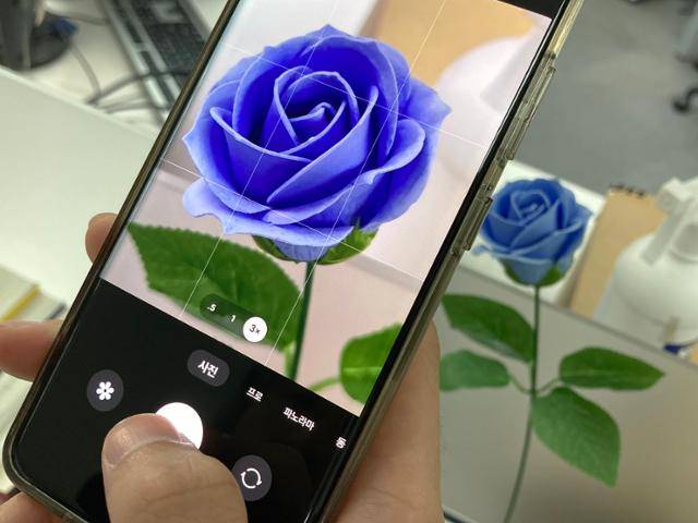 스마트폰에 기본 탑재된 카메라 앱으로는 무음 촬영을 할 수 없다. 휴대폰 촬영음을 의무화한 나라는 유엔 139개국 중 우리나라와 일본뿐이다.