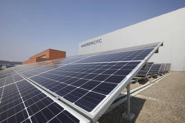 설화수 등 아모레퍼시픽의 주요 제품을 생산하는 오산 뷰티파크는 태양광 자가발전시설로 재생에너지를 자체 생산한다. 아모레퍼시픽 제공
