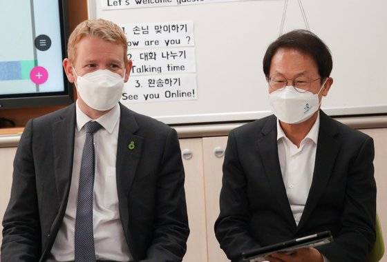 조희연 서울시교육감과 크리스 힙킨스(Chris Hipkins) 뉴질랜드 교육부장관이 24일 오전 서울 종로구 교동초등학교를 방문해 글로벌 온라인 협력수업 '국제공동수업'을 참관하고 있다. 사진 서울시교육청