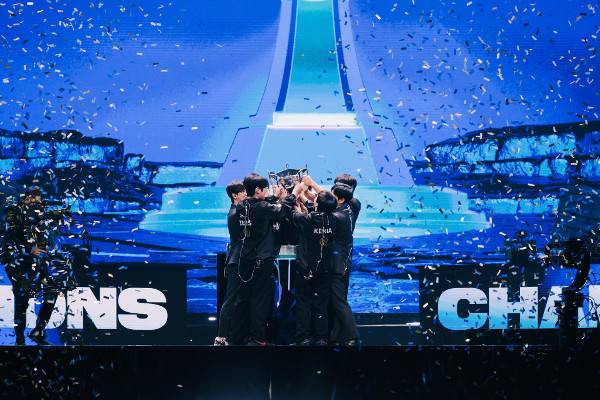 지난 19일 서울 고척 스카이돔에서 열린 2023 'LoL 월드 챔피언십' 결승전에서 7년 만에 우승한 T1 선수단이 우승컵을 들고 자축하고 있다. T1은 스토브리그 영입전쟁에서도 소속 선수들을 모두 지켜내 한동안 우승의 기쁨을 만끽할 수 있게 됐다. 라이엇 게임즈 제공