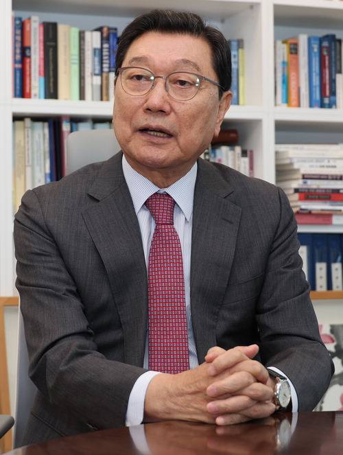 정덕구 니어재단 이사장이 최근 서울 서초구 니어재단에서 매일경제와 인터뷰를 하며 미·중 분쟁 장기화를 전망했다. 한·미·일 동맹 강화와 한중 관계 악화 속에서 한국 경제외교의 나아갈 길에 대한 해법을 설명하고 있다. 이승환 기자