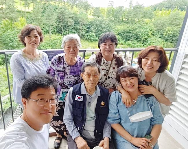 2년 전 아버지(앞줄 가운데)의 마지막 가족여행으로 부여에 갔었다. 나(맨 오른쪽)를 포함한 4녀 1남 형제들이 환한 웃음으로 부모님이 뒷바라지해주신 것에 대한 감사함을 표현했다.