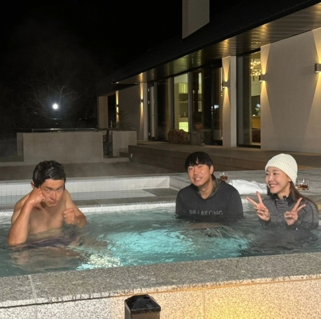 Cartoonist and broadcaster Kian84 won the grand prize in an outdoor jacuzzi with Lee Gi-won.On the 29th, Han Hye-jin said, I can not raise a single piece of my brothers. I can not raise a single piece .. 6 degrees Gangwon Province, South Koreas last jacuzzi this year!Lee Si-eon and Kian84.Kian84 and Lee Si-eon visit Han Hye-jins Gangwon Province, South Korea Hongcheon villa. In an outdoor jacuzzi, three people enjoy a sauna.In particular, Kian84 is a Han Hye-jin who smiles broadly at Kian84.Han Hye-jin and Lee Si-eon look at Kian84, who dives into the water and dives into the water.Han Hye-jin added, # Brothers sauna # Lee Gi-won acceptance # Last photo Sien brother expression.Park Jae-rae, a gag woman who saw this, said, I was going to go to Awoong! I did not have a shot!!!! And Lee Si-eon said, If you are a boss, you should have come!On the other hand, Han Hye-jin, Lee Si-eon, and Kian84 have made a relationship through MBC I live alone and have a strong friendship to date.Kian84 played a big role in Around the World in 80 Days (tae gye Around the World in 80 Days) series, I live alone.It is mentioned as a leading winner of 2023 MBC Entertainment Grand Prize.