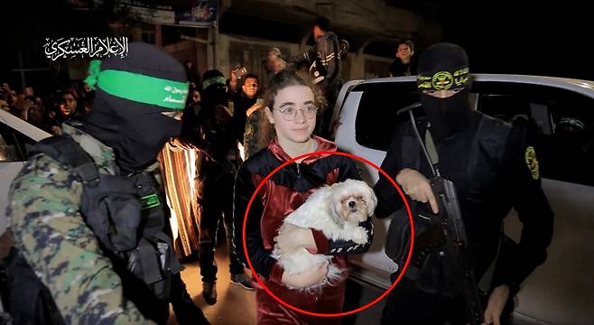 지난 28일 하마스로부터 풀려나는 이스라엘 미아(17)와 반려견 벨라의 모습