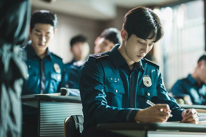 <비질란테>의 주인공 김지용(남주혁)은 법망을 피한 범죄자들의 죗값을 직접 받아내려 한다. ⓒ월트디즈니컴퍼니 코리아 제공