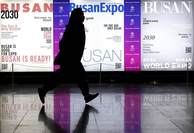 2030 세계박람회 유치에 실패한 11월29일 오전, 부산역 대합실에 설치된 부산엑스포 광고판 앞으로 한 시민이 뛰어가고 있다. ⓒ시사IN 조남진