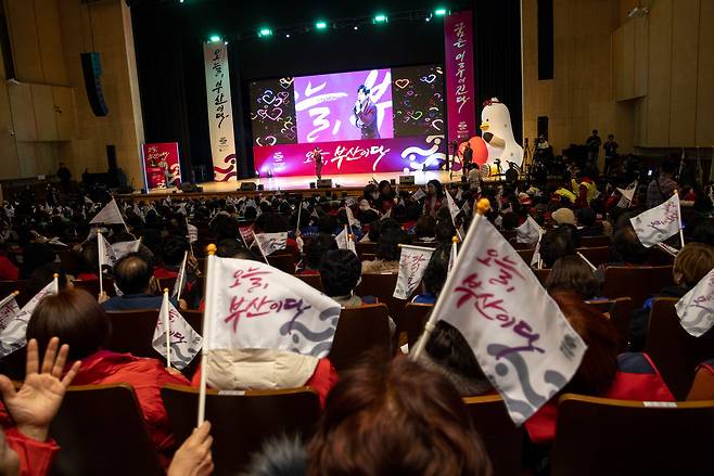 11월28일 저녁 부산시민회관에서 열린 '2030 부산엑스포 유치를 위한 시민응원전'을 찾은 시민들이 깃발을 흔들고 있다. ⓒ시사IN 조남진