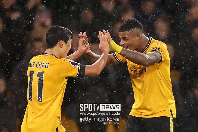 ▲ 황희찬(왼쪽)이 울버햄튼 최다 득점자로 프리미어리그 3번째 시즌을 이어가고 있다