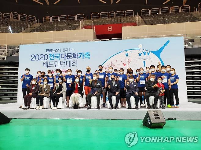 다문화 가족의 화합을 위해 스매싱 (고양=연합뉴스) 이상서 기자 = 28일 경기도 일산 고양체육관에서 열린 '제11회 전국 다문화가족 배드민턴 대회'에 참석한 선수들이 몸을 풀고 있다.
2020.11.28. shlamazel@yna.co.kr