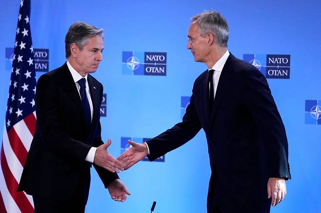 28일(현지 시각) 토니 블링컨(왼쪽) 미국 국무장관과 옌스 스톨텐베르크 나토 사무총장이 벨기에에서 열린 나토 외무장관 회의에 앞서 악수하고 있다. /AP 연합뉴스