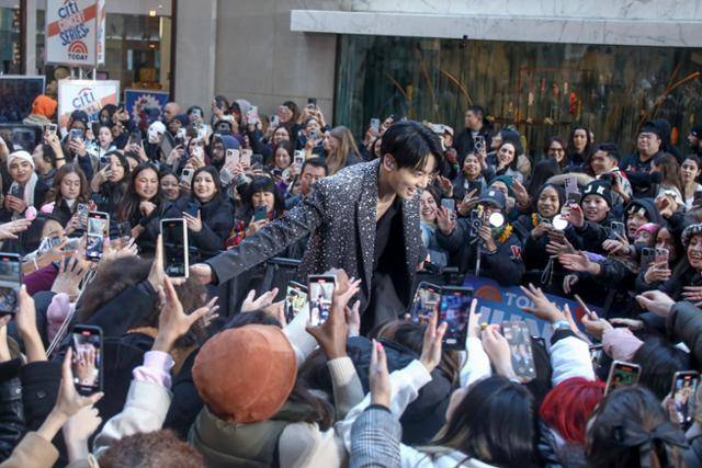 그룹 방탄소년단 멤버 정국이 지난달 미국 뉴욕의 록펠러 플라자에서 열린 NBC '투데이 쇼'를 촬영하며 현지 팬들과 만나고 있다. 뉴욕=AP·뉴시스